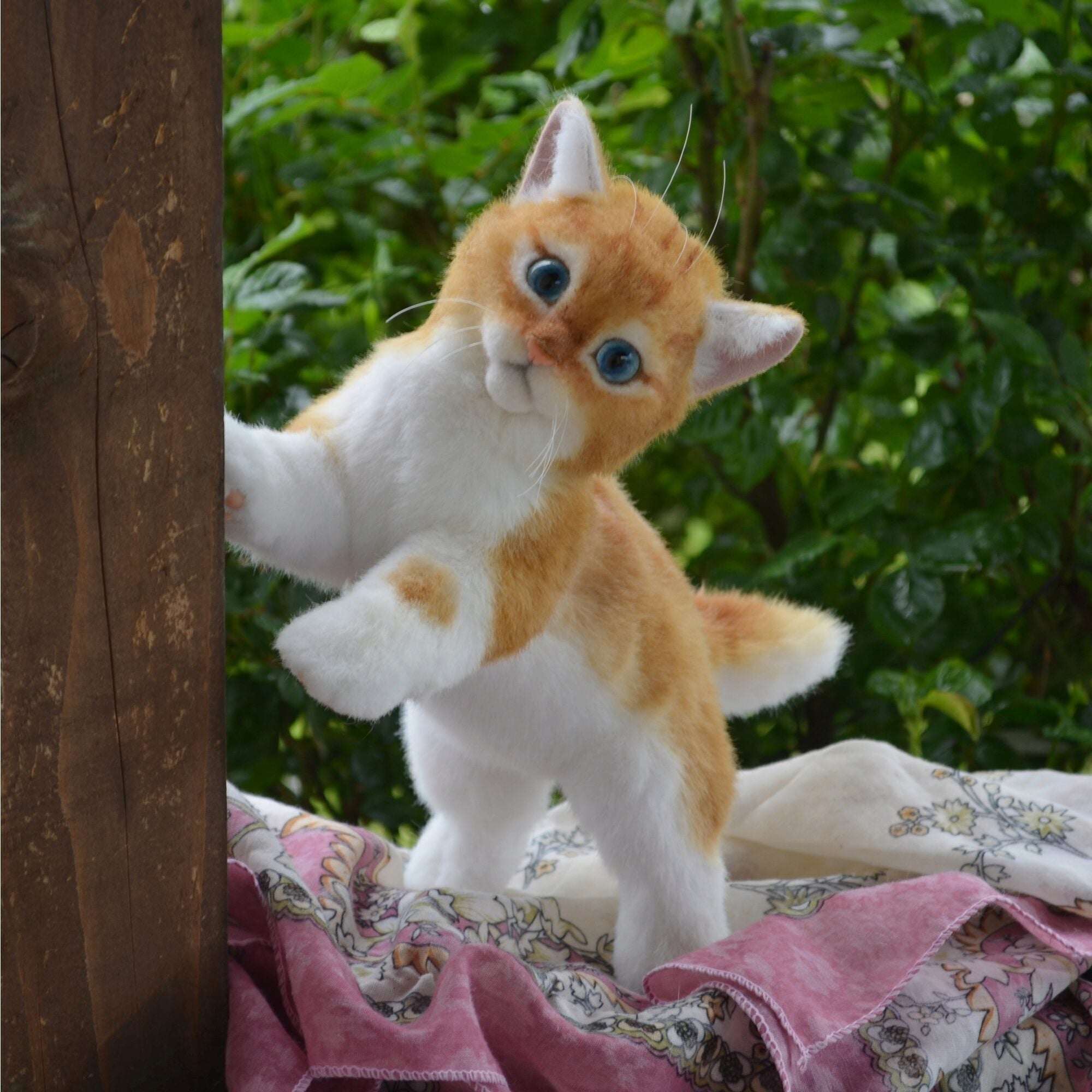 Игрушка котёнок рыжий.