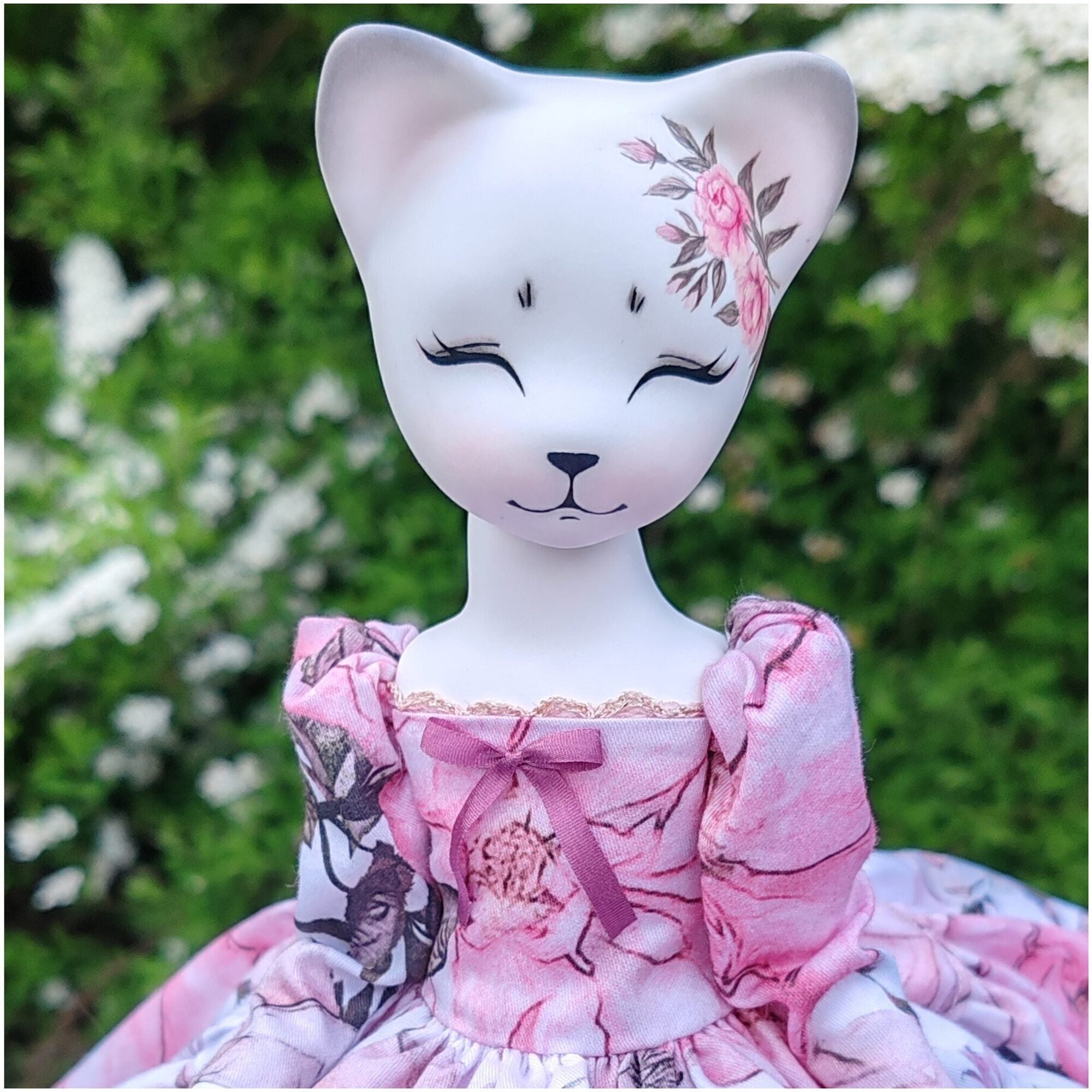 Кошечка с пионами