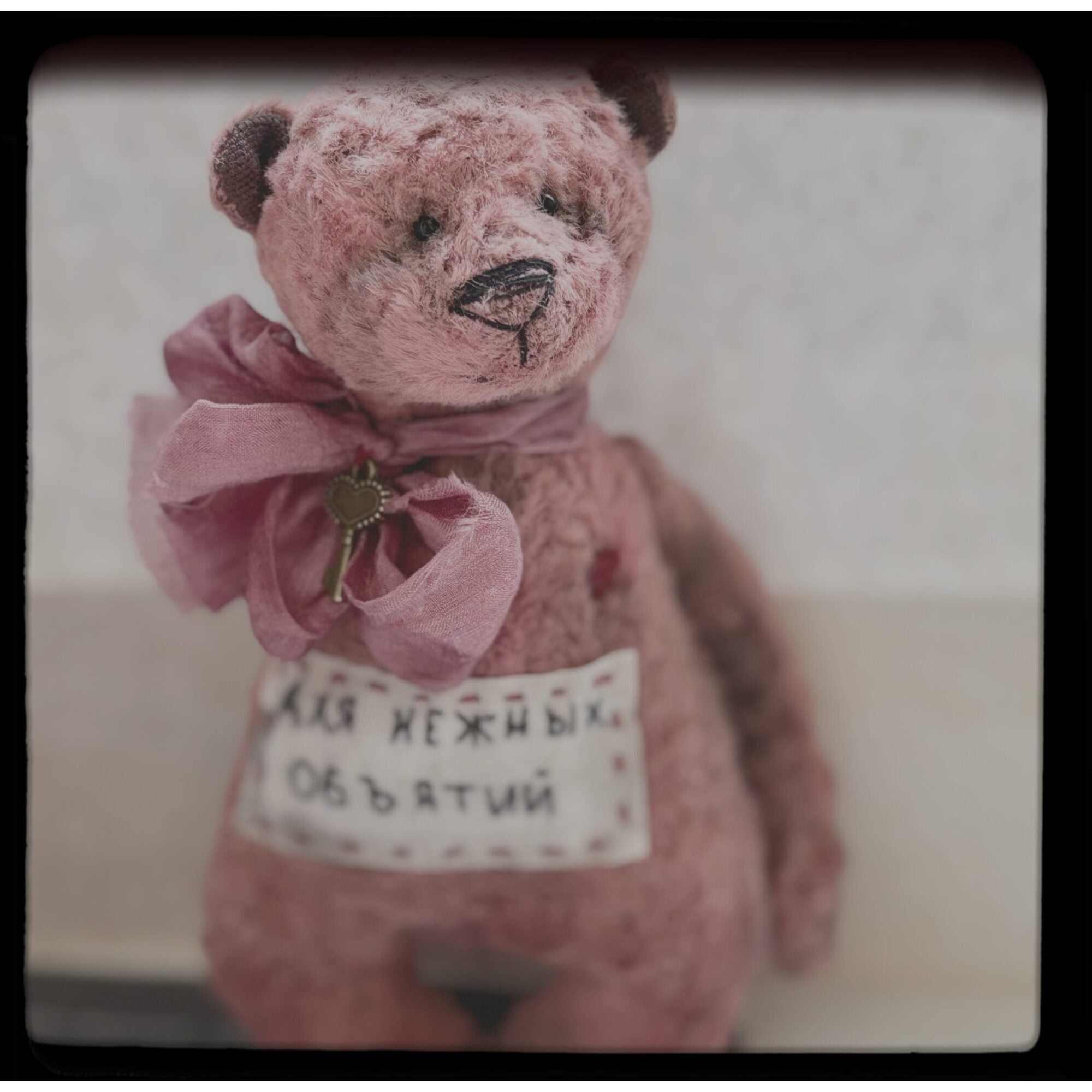 Pocket Teddy bear + cradle (vintage)