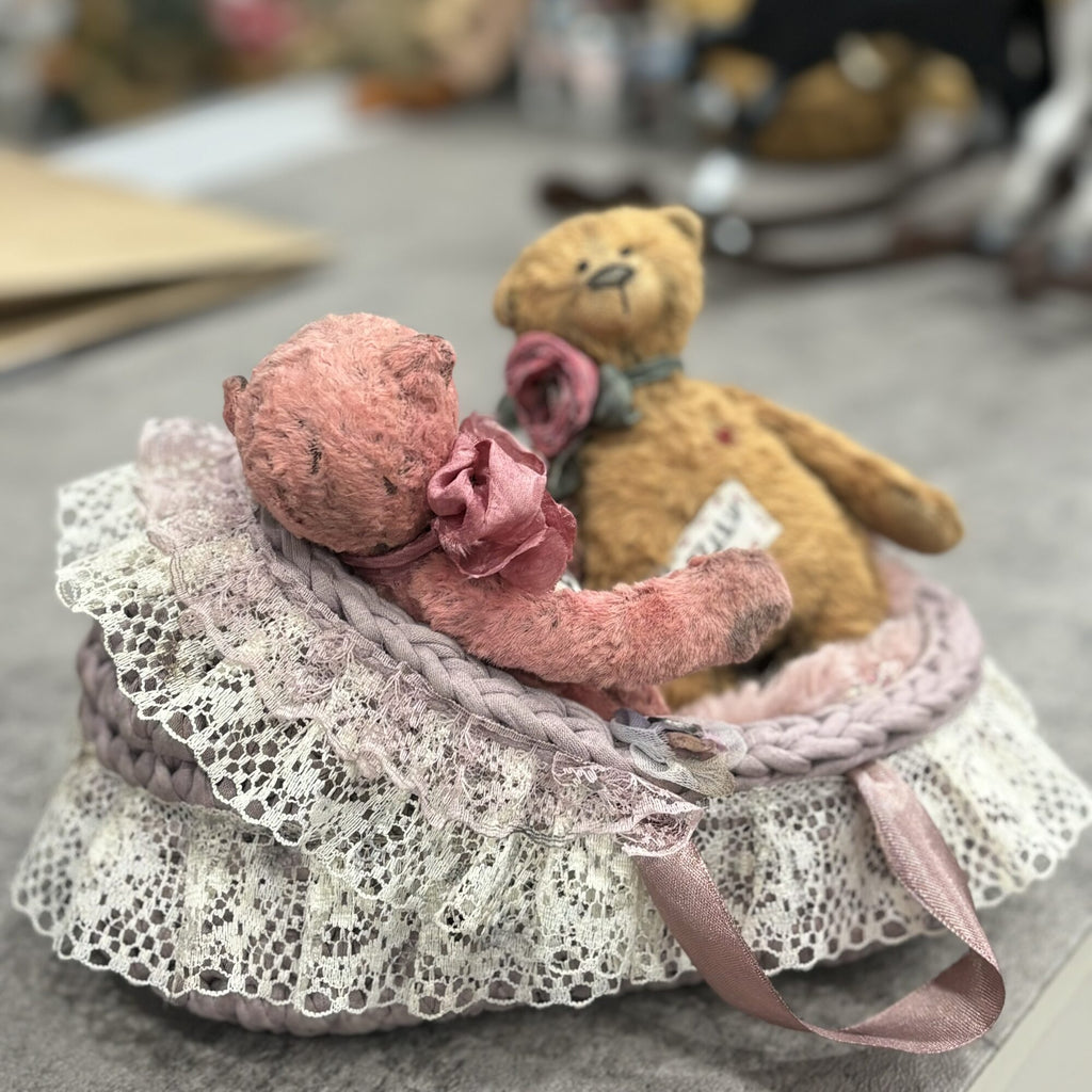Pocket Teddy bear + cradle (vintage)