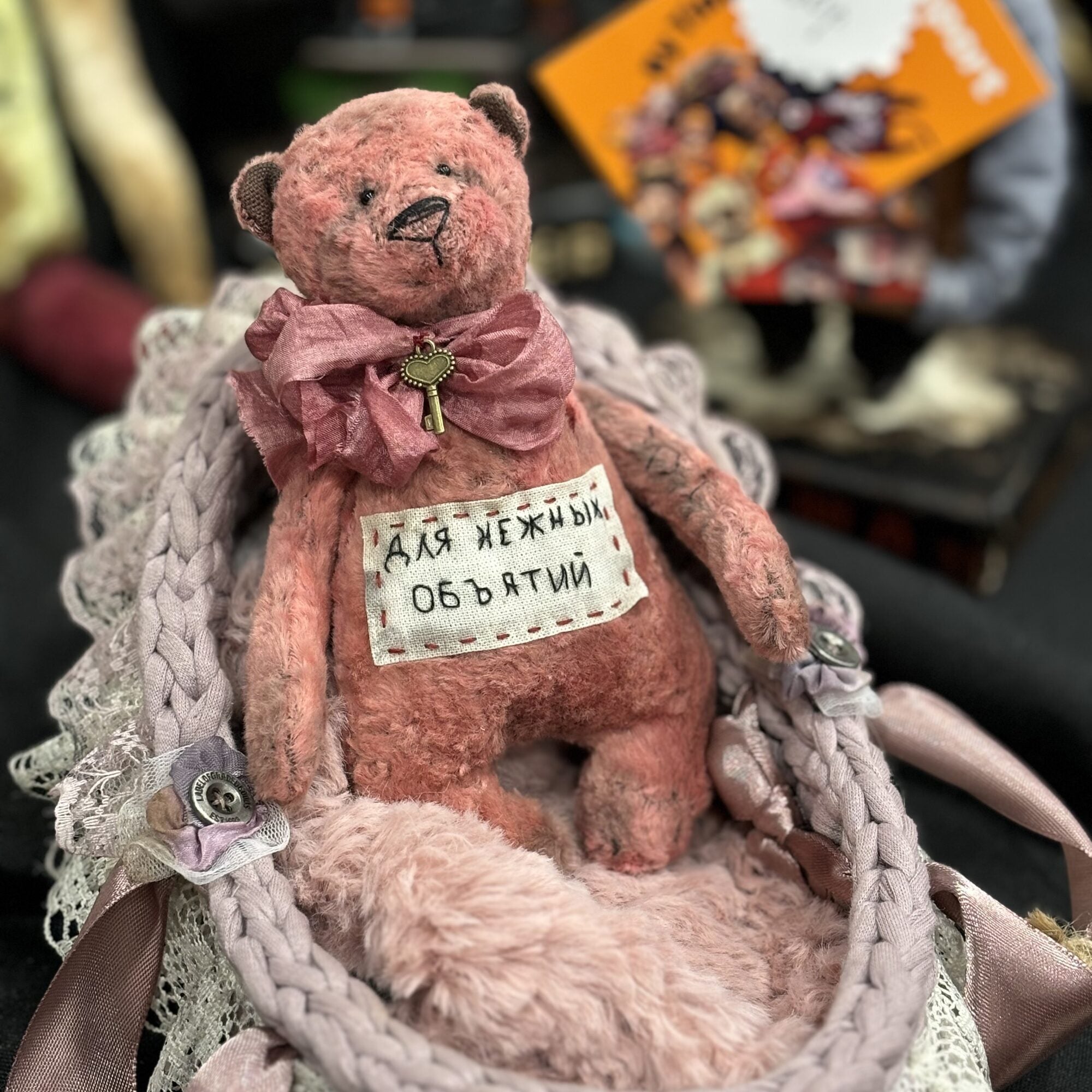 Pocket Teddy bear + cradle (vintage)