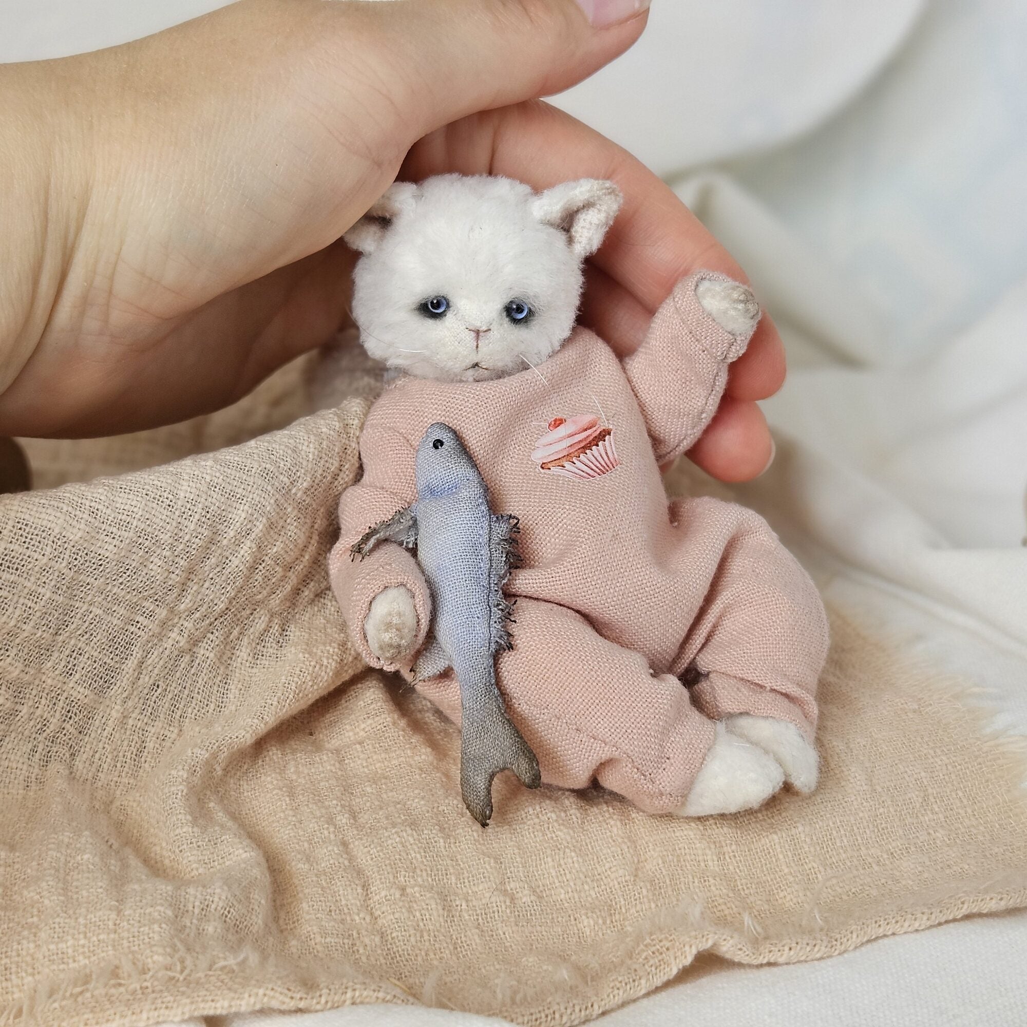 Котёнок с рыбкой