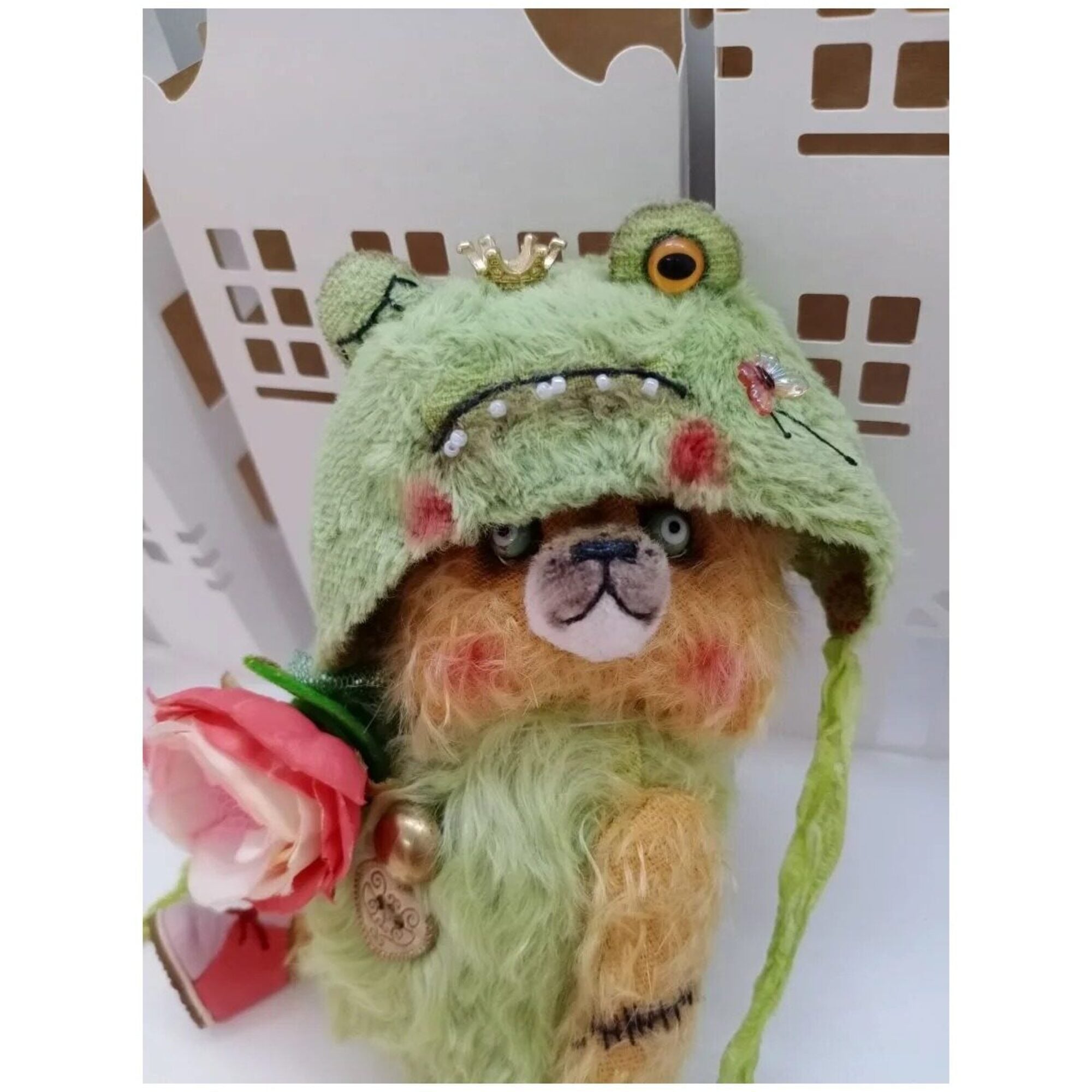 Мишка в шапочке лягушки
