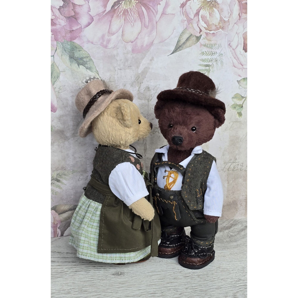 Teddy bears in Bavarian style