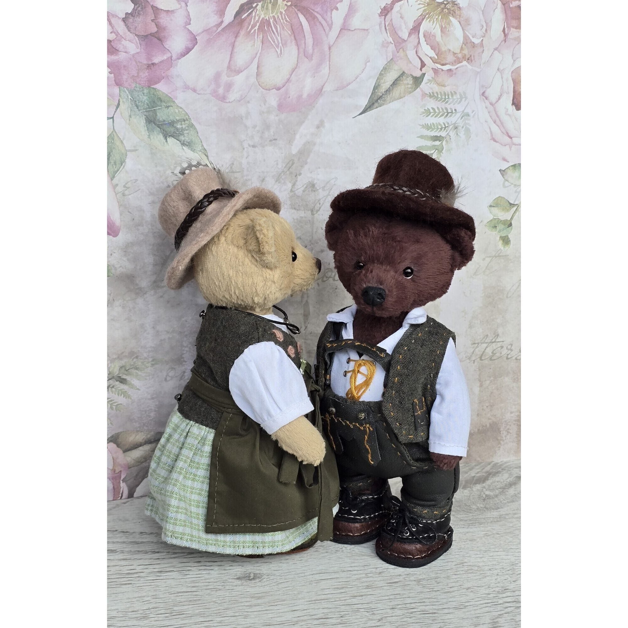Teddy bears in Bavarian style