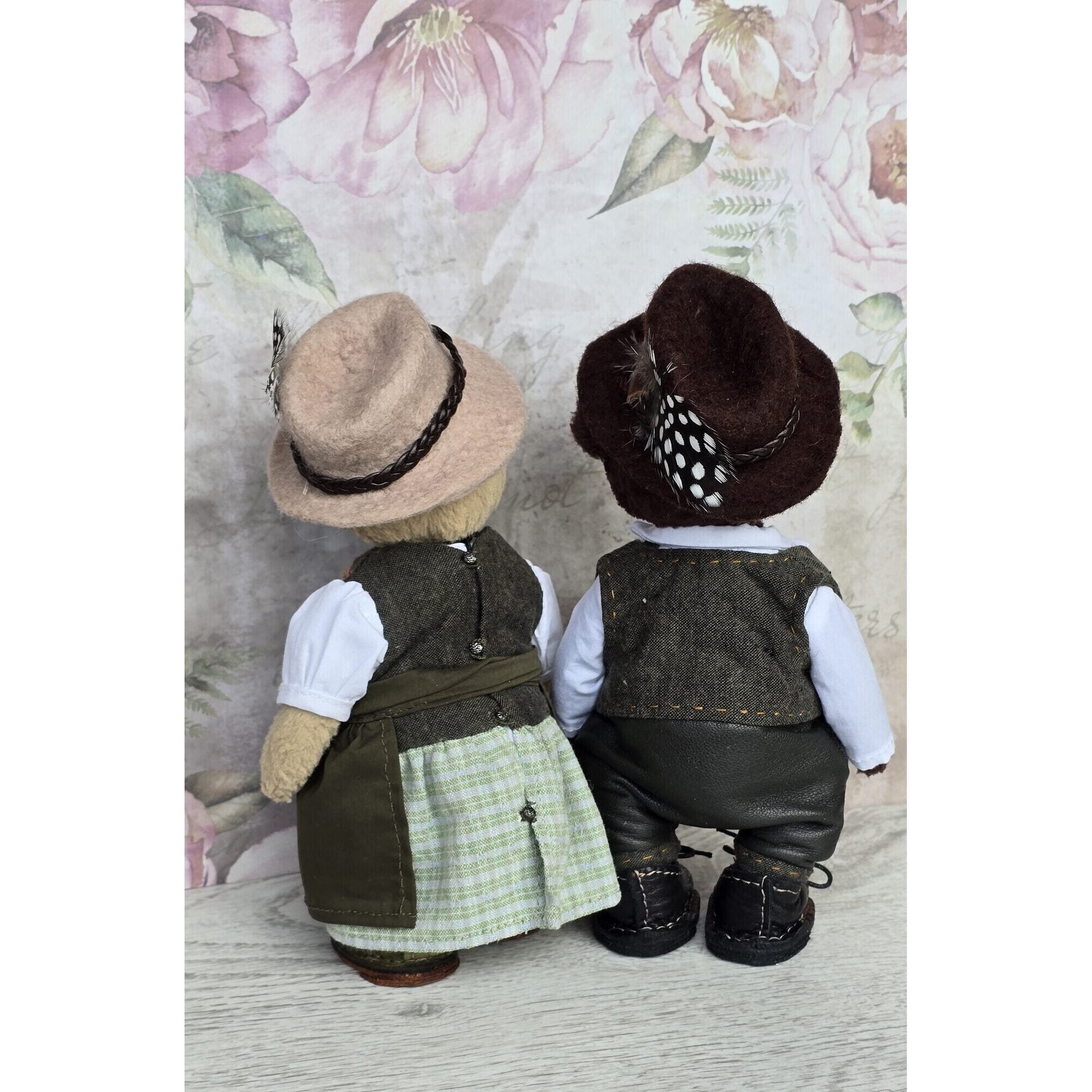 Teddy bears in Bavarian style