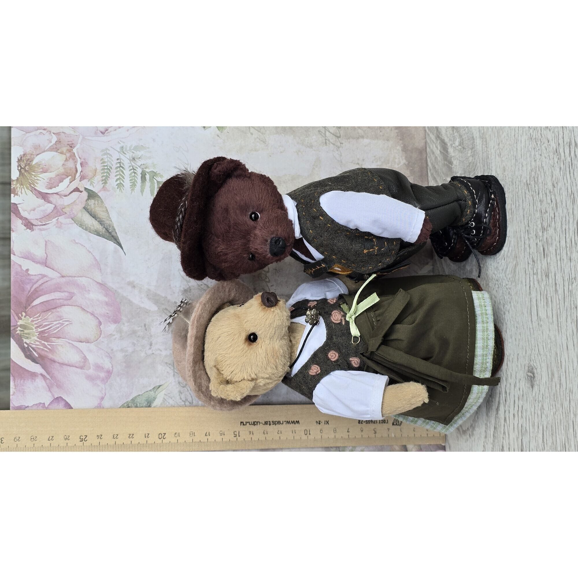 Teddy bears in Bavarian style