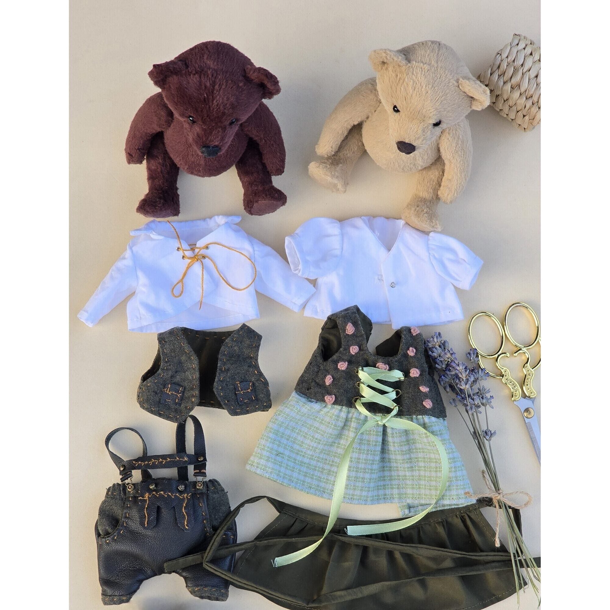 Teddy bears in Bavarian style