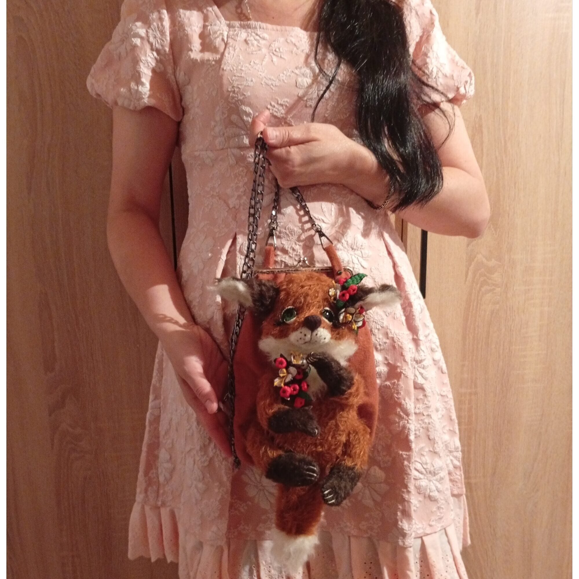 The fox bag,a handbag for a phone with mechanical music usin