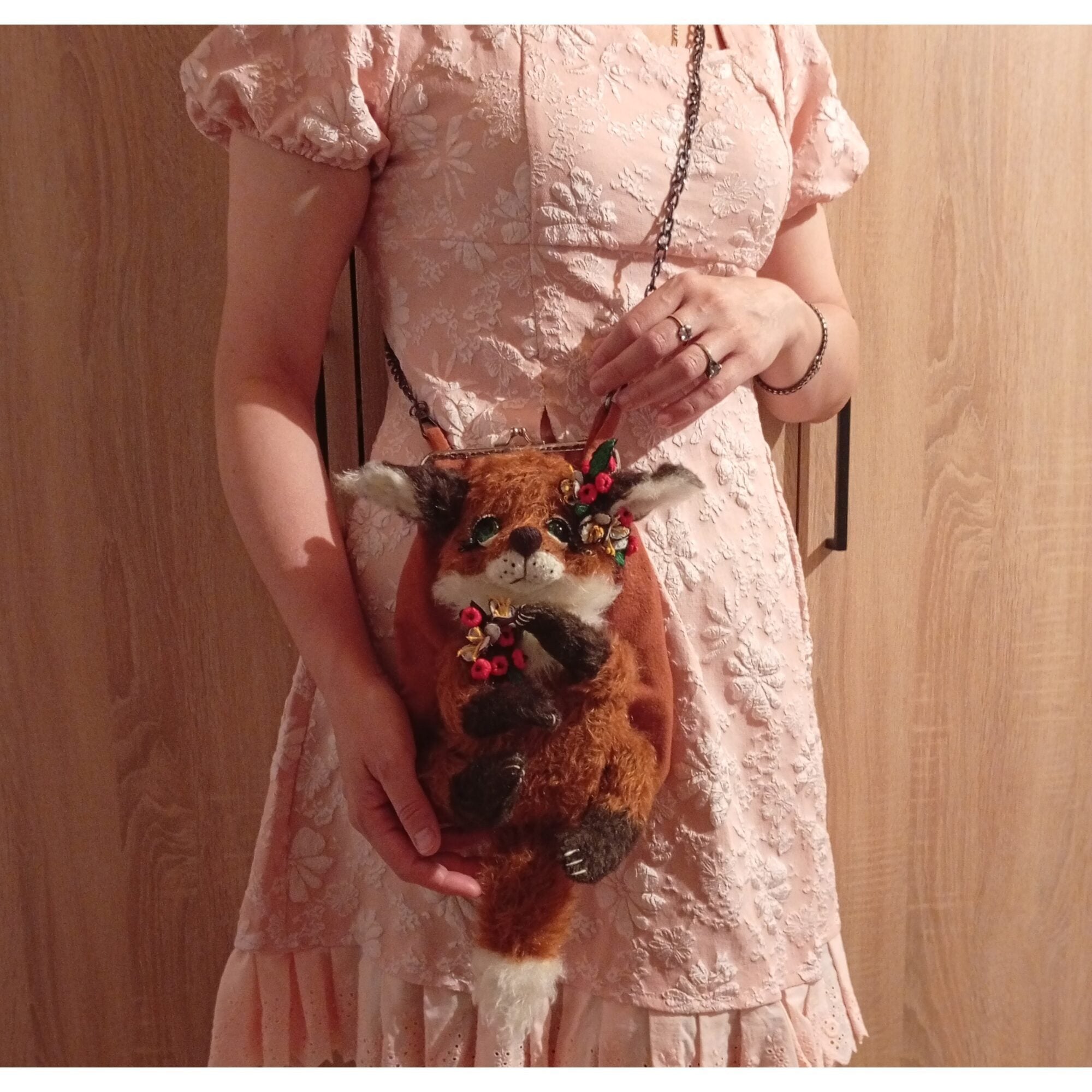 The fox bag,a handbag for a phone with mechanical music usin